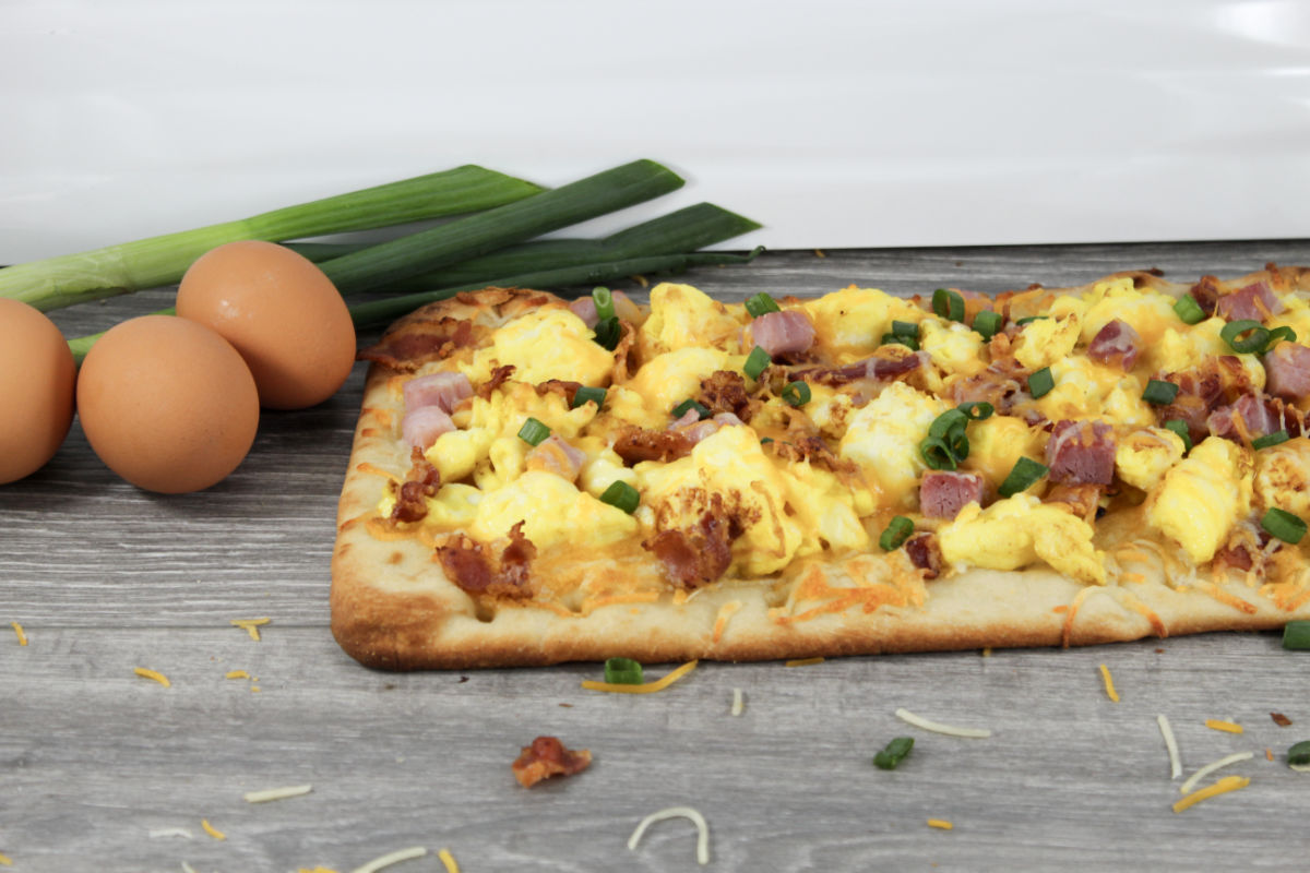 flatbread breakfast pizza with eggs