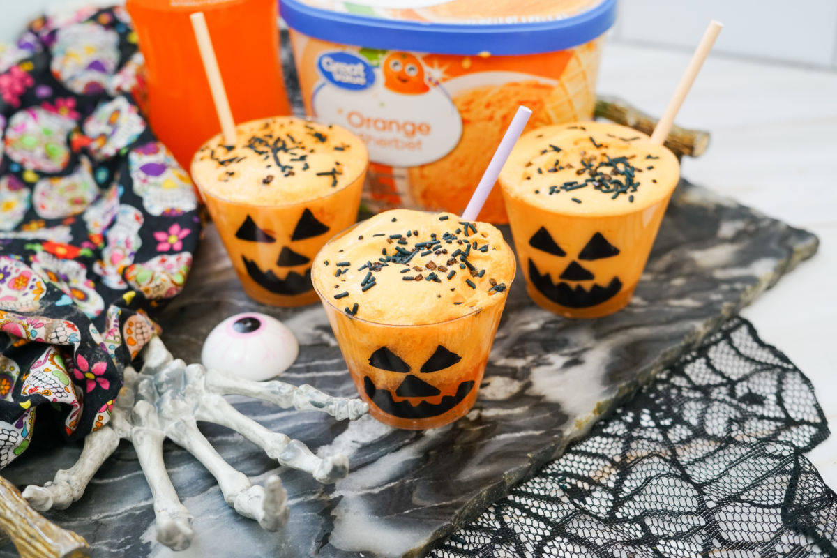 adding sprinkles to jack o lantern floats