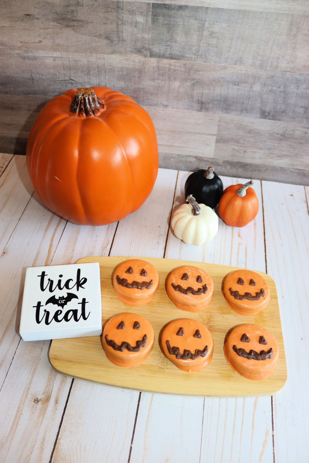 finished halloween oreos on counter