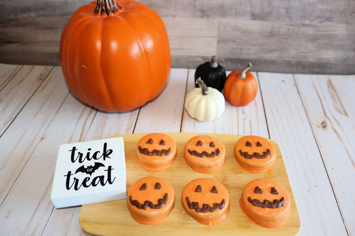 chocolate covered oreos for Halloween