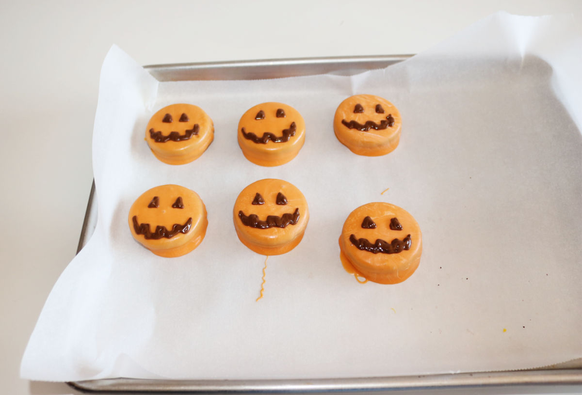 jack o lantern face on oreos
