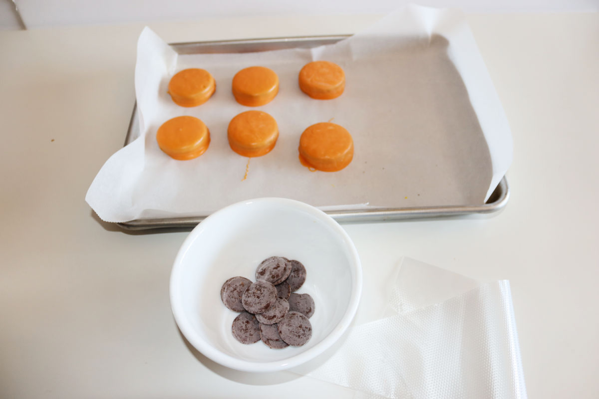 melting chocolate for oreos
